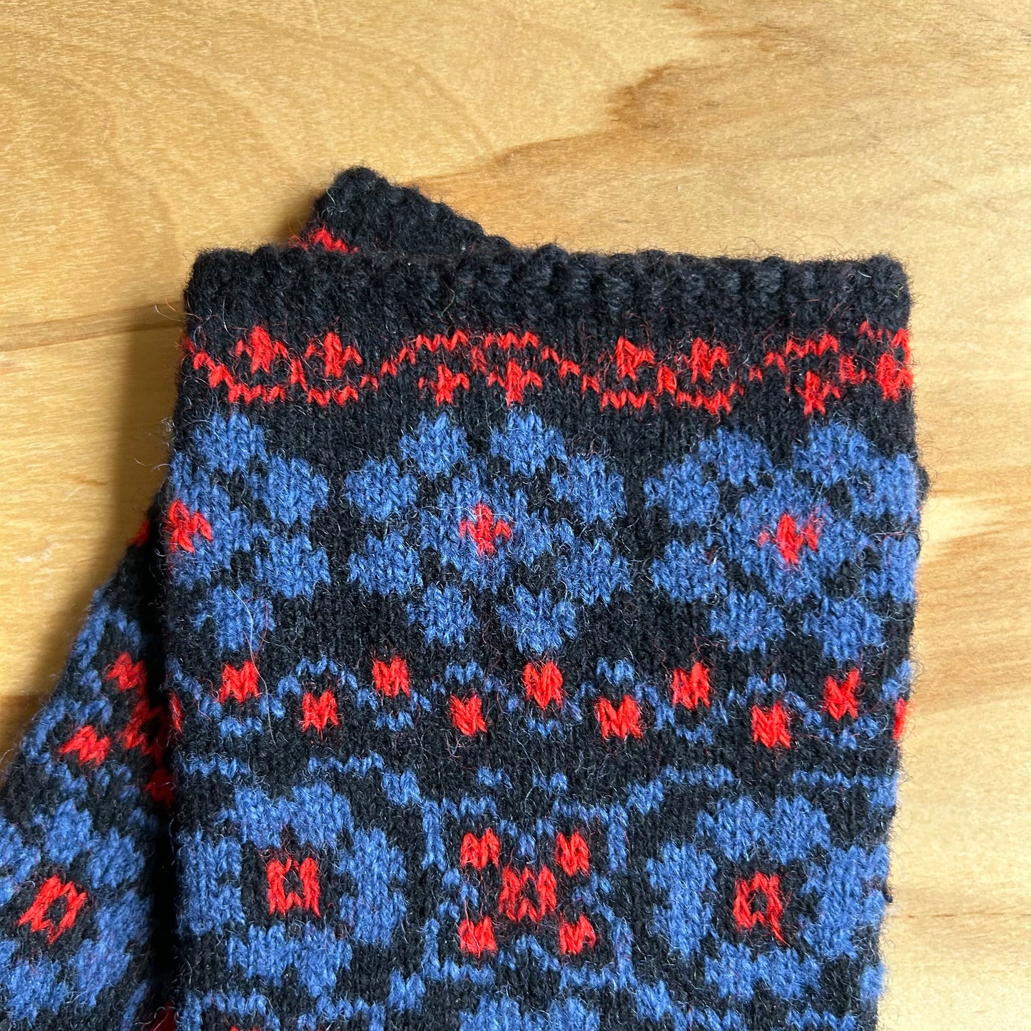 Melni vīrieši dūraiņi ar tumši zilu ziedu ornamentu (MALI 58)