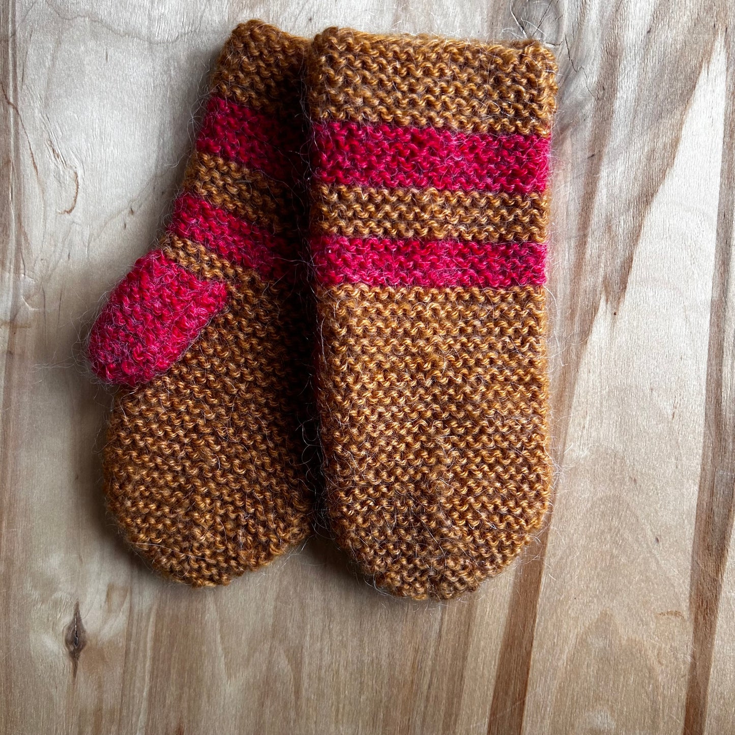 Adīti bērnu dūrainīši brūnā krāsā ar sarkanām strīpām (VEPA 165)