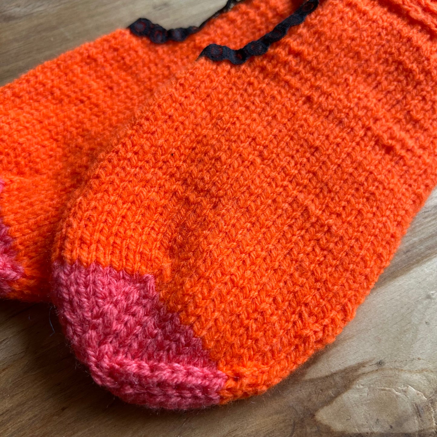 Adītas čības  spilgtā oranžā krāsā 36.-38.izm. (VEZI 40)