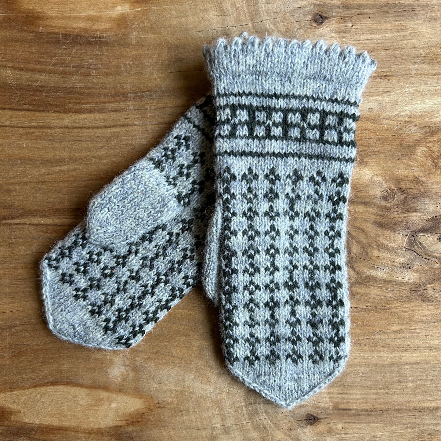 Gaiši pelēki sieviešu dūraiņi ar zaļu ornamentu (MAFE 1)