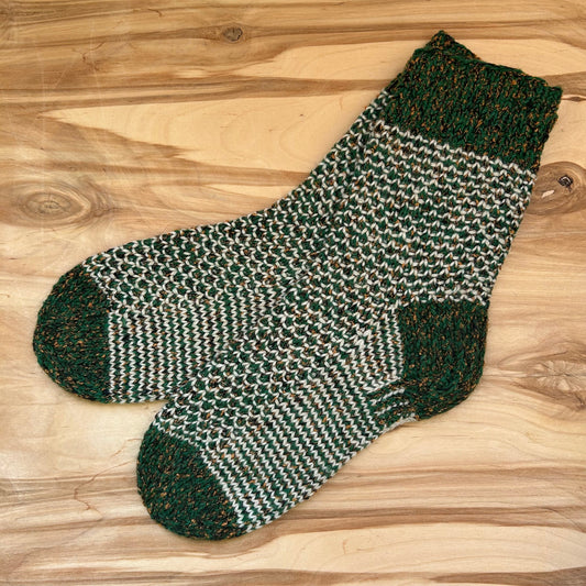 Rakstainas siltās zeķes  zaļā krāsā ar bēšiem rakstiem 40,5.-42,5.izm. (INPO 103)