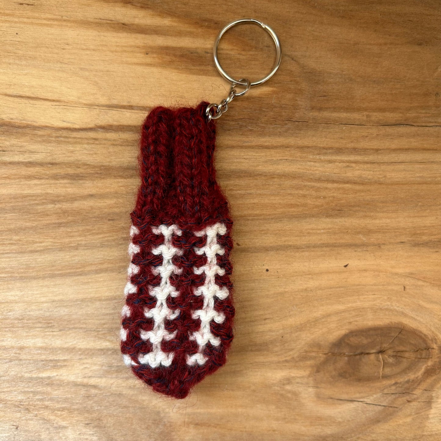 Atslēgu piekariņš - dūrainītis sarkans ar baltu (VEPA A9)