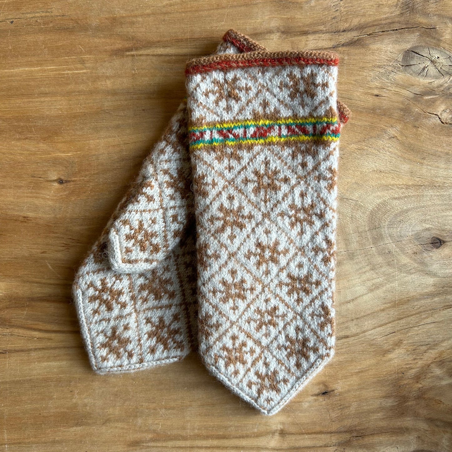 Vilnas dūraiņi ar brūniem zvaigznīšu rakstiem rombiņos (AIDZ 44)