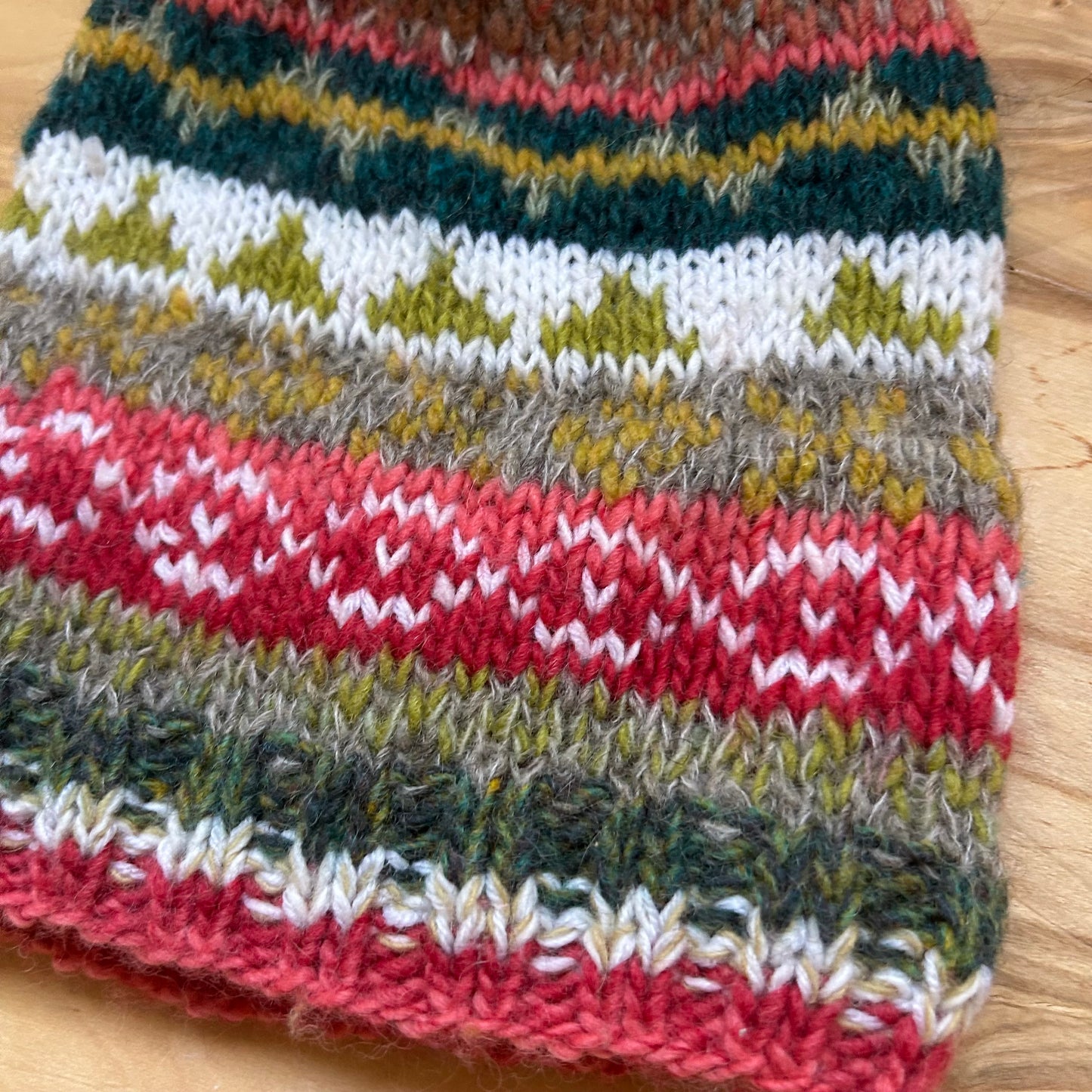 Adīta rakstaina raiba cepure  ar bumbuli (RUTO 9)