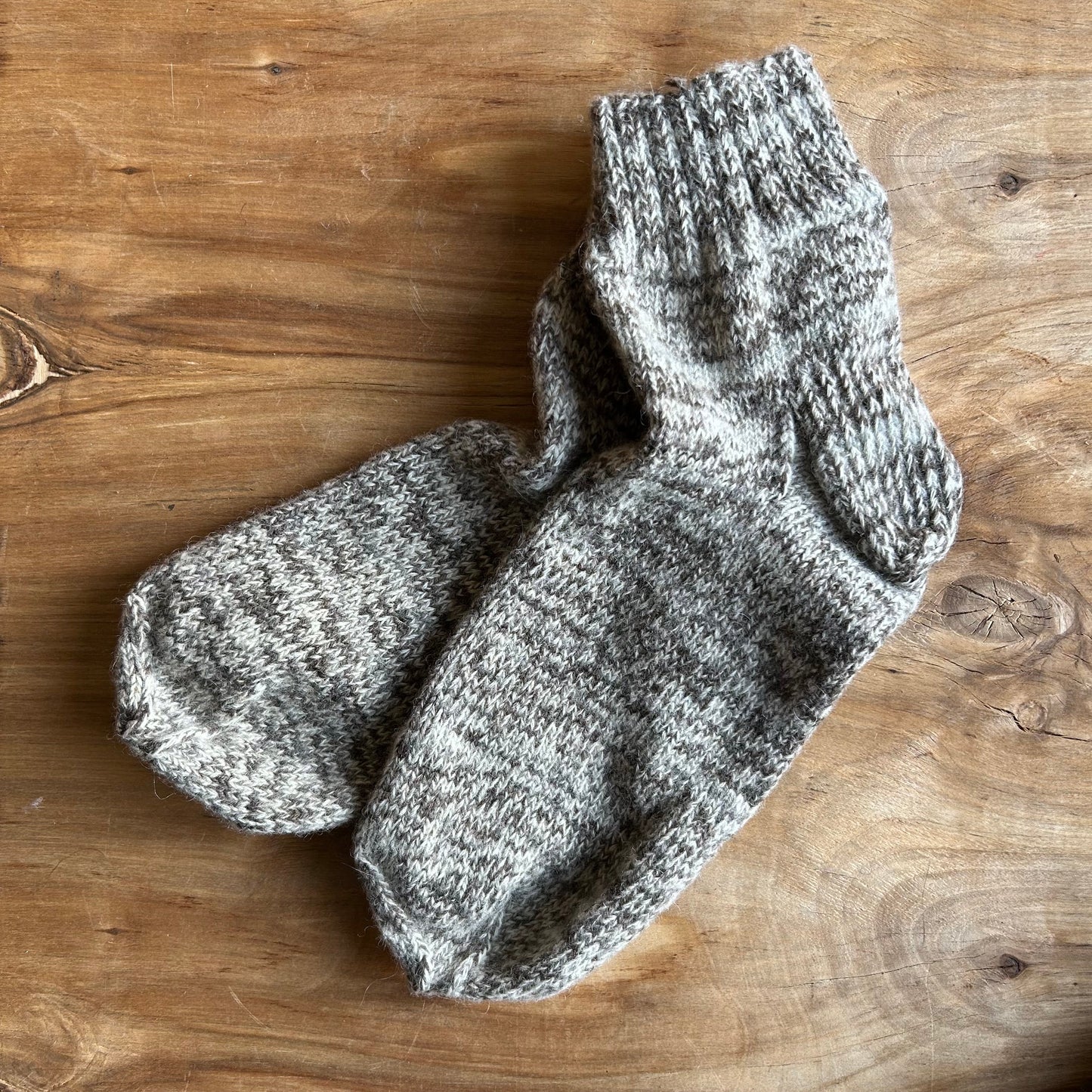 Raibas vidēji īsas vilnas zeķes brūnos, pelēkos toņos 43. -45.izm. (AIDZ 46)