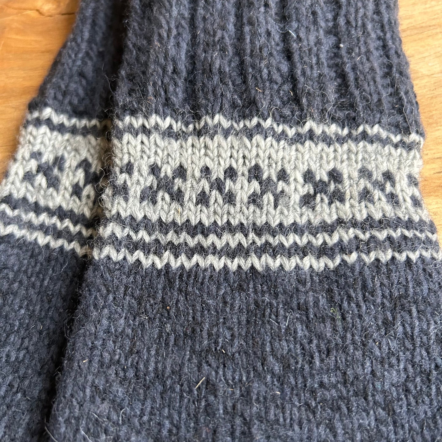 Siltās zeķes 43.-45.izm.  tumši zilā krāsā ar gaišiem ornamentiem (MAFE 25)