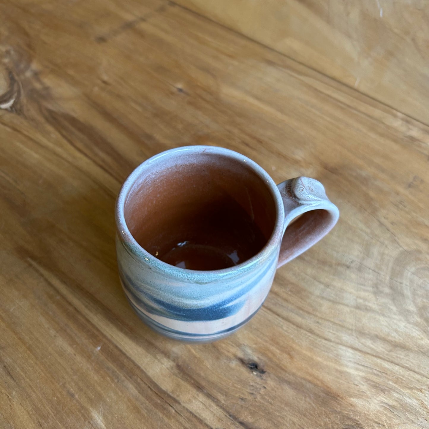 Brūna māla krūze ar glazūras rakstu  (MASP 123)