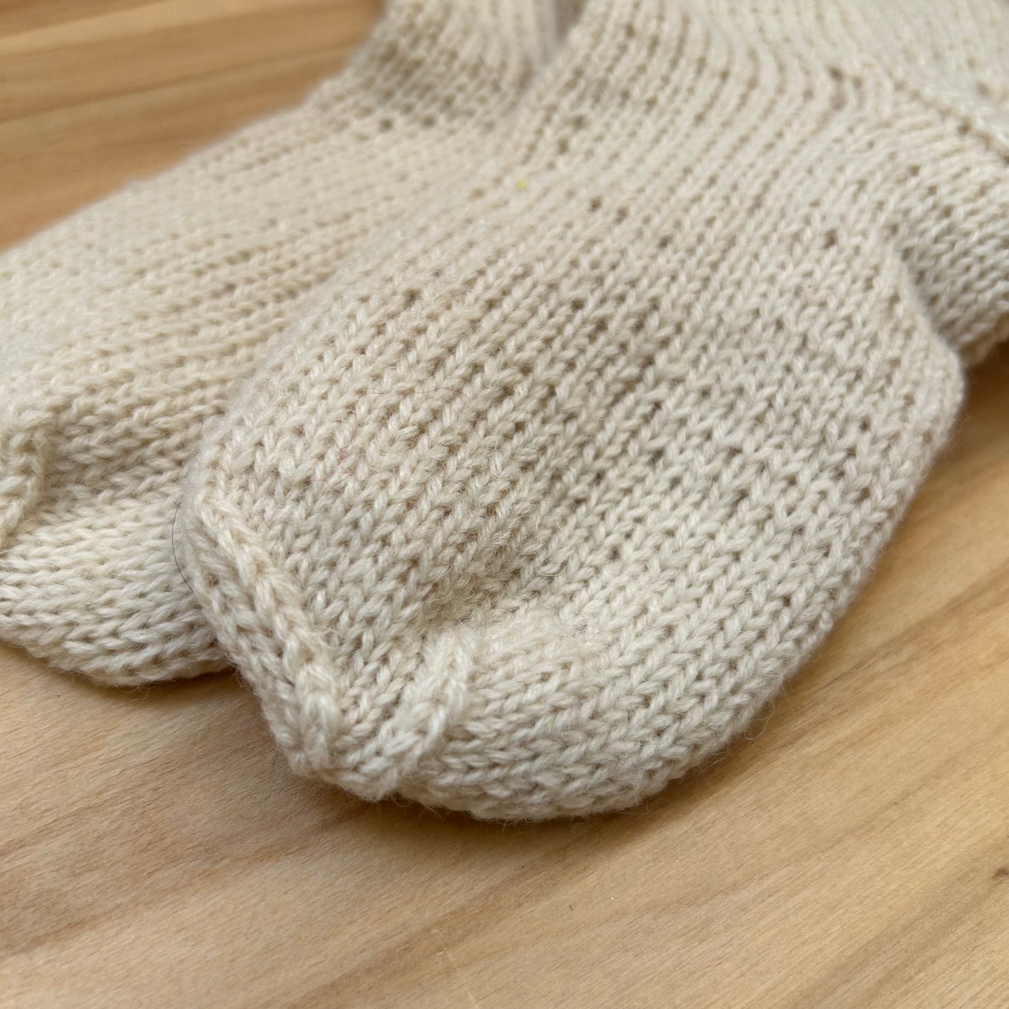 Pienbaltas  adītas siltās zeķītes 22.-24.izm. (SITĒ 51)