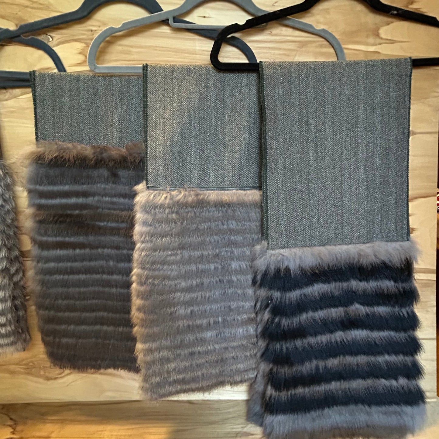 Pelēkbrūna šalle ar pelēku truša vilnas dekoratīvu malu (JĀNA 35)