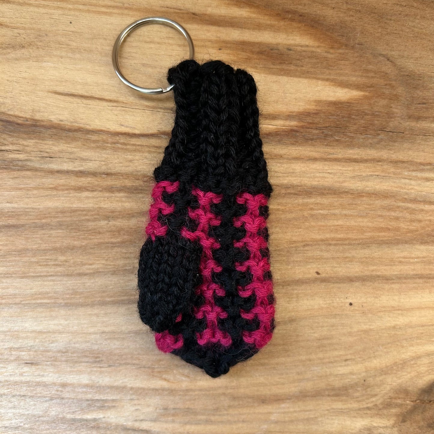 Atslēgu piekariņš - dūrainītis melns ar rozā (VEPA A5)