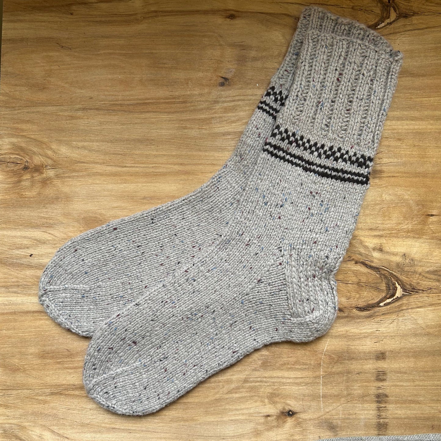 Siltās zeķes 41.-43.izm. gaiši brūnā krāsā ar tumšāk brūniem ornamentiem (MAFE 20)