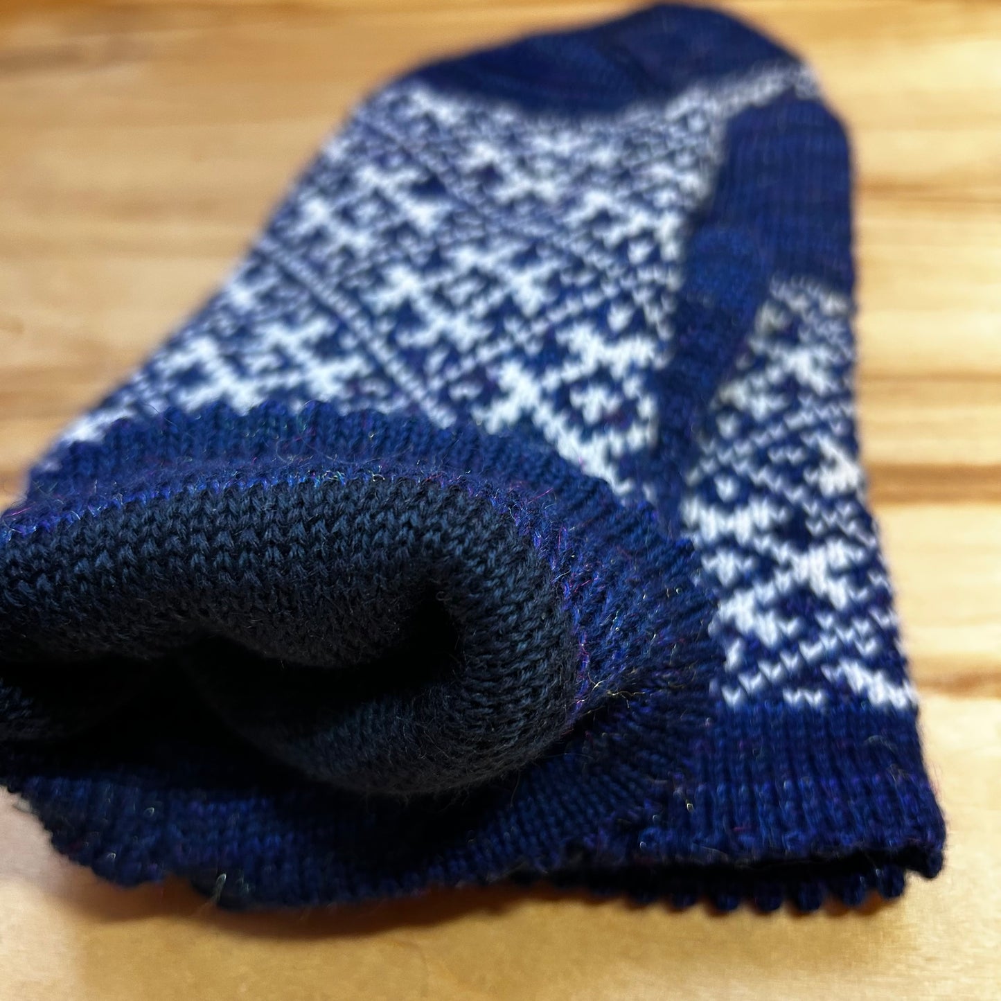 Adīti dubultie dūraiņi zilā krāsā ar baltiem rakstiem (ZIBO 3)