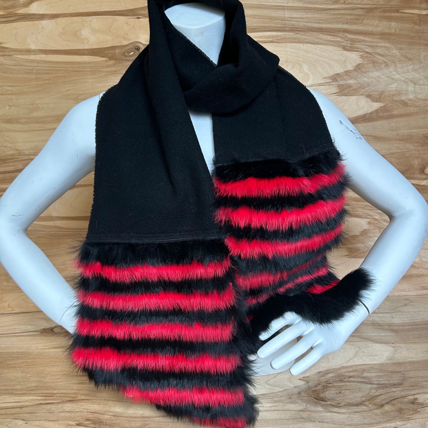 Melna vilnas šalle ar melnu / sarkanu truša vilnas dekoratīvu malu (JĀNA 43)