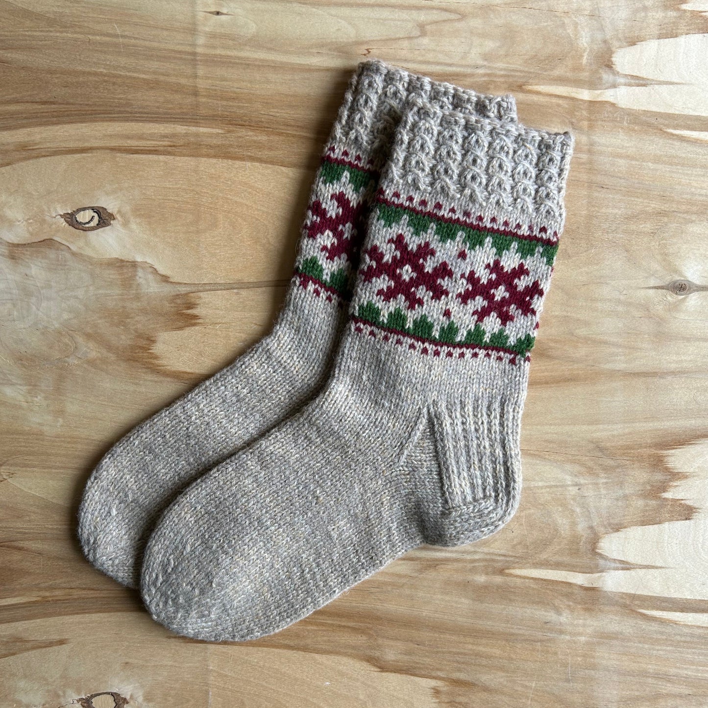 Siltās zeķes 45.-47.izm. gaiši brūnas zeķes ar sarkaniem ornamentiem (MALI 50)