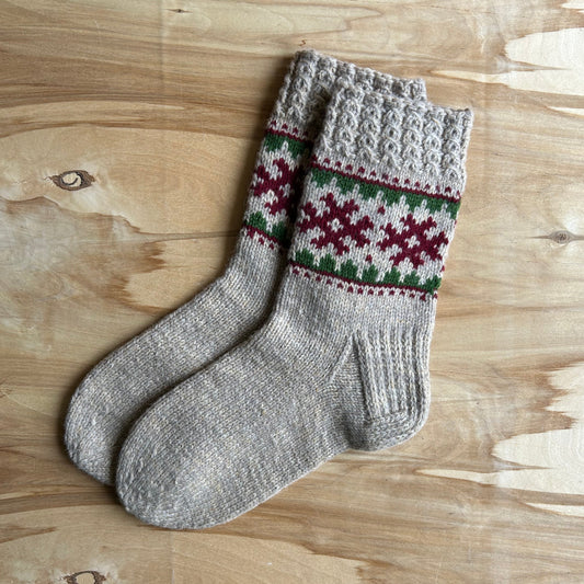 Siltās zeķes 45.-47.izm. gaiši brūnas zeķes ar sarkaniem ornamentiem (MALI 50)