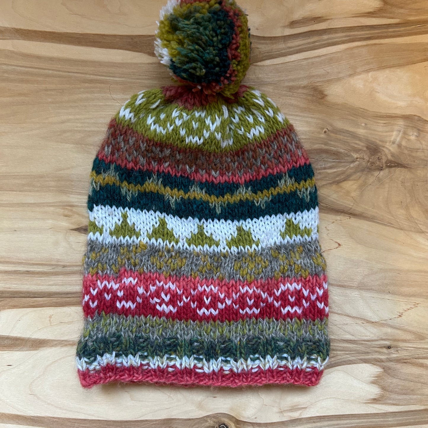 Adīta rakstaina raiba cepure  ar bumbuli (RUTO 9)