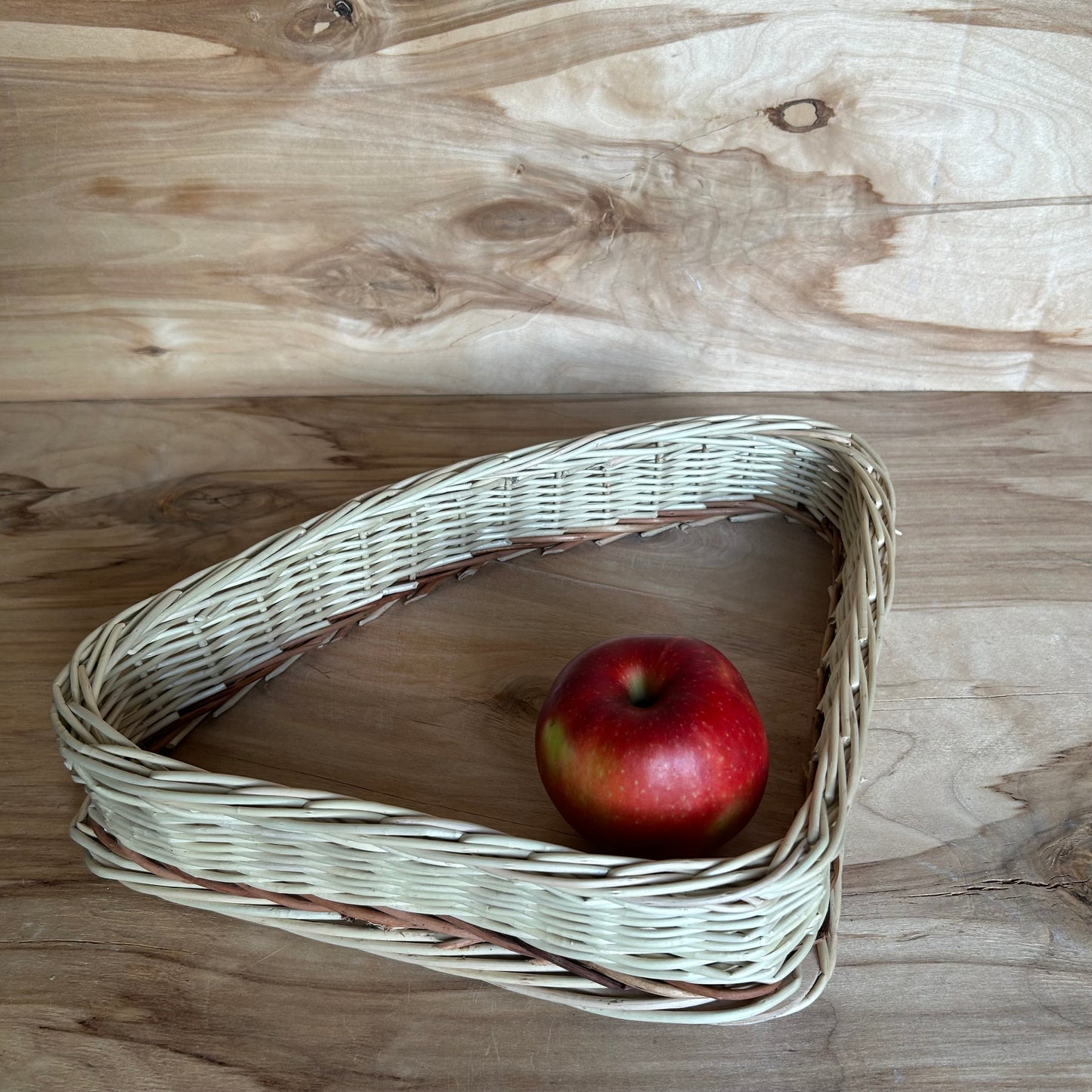 Mizotu klūgu groziņš trijstūra formas (SALA 188)