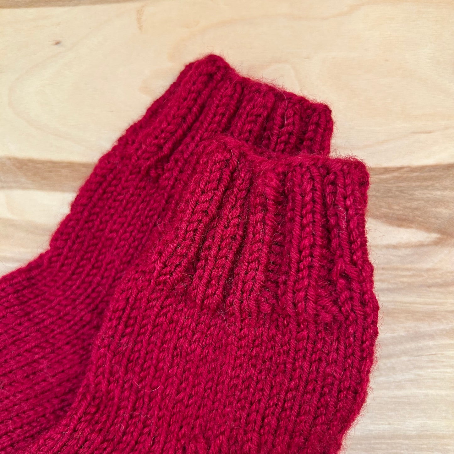 Tumši sarkanas adītas siltās zeķītes 24.-26.izm. (SITĒ 48)