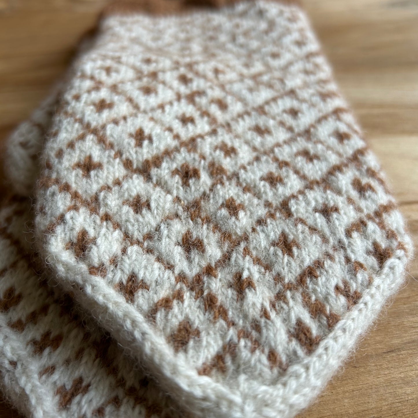 Vilnas dūraiņi ar brūniem rakstiem rombiņos (AIDZ 43)