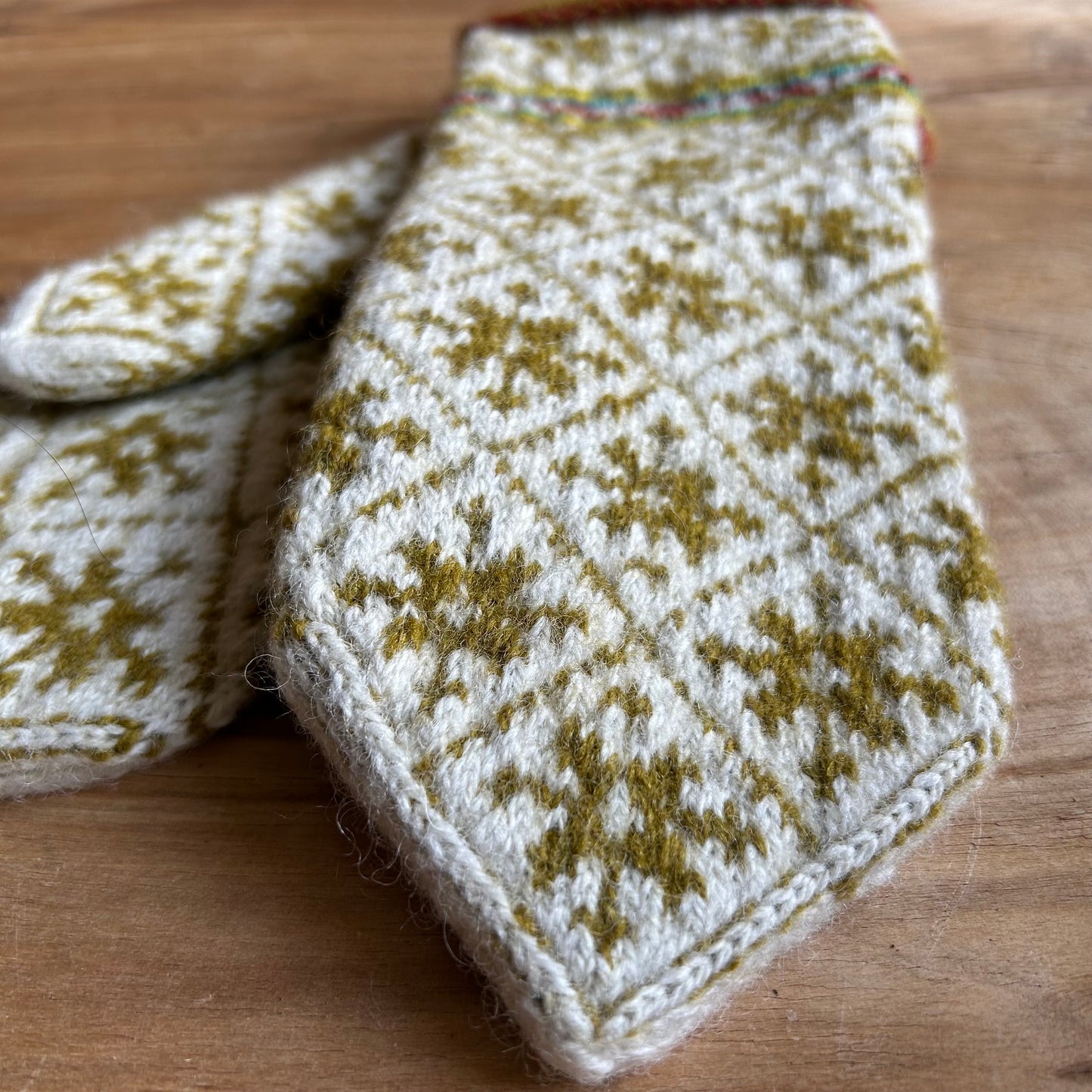 Vilnas dūraiņi ar sūnu zaļiem zvaigznīšu rakstiem rombiņos (AIDZ 38)