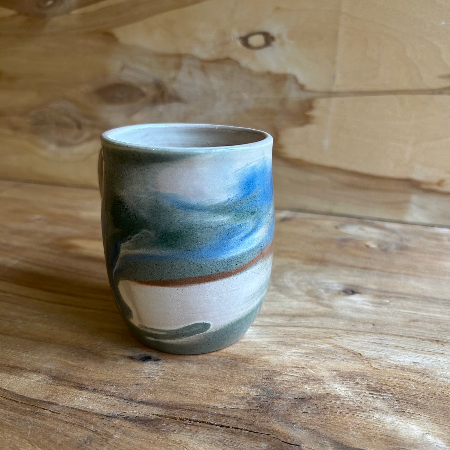 Brūna māla krūze ar glazūras rakstu  (MASP 125)