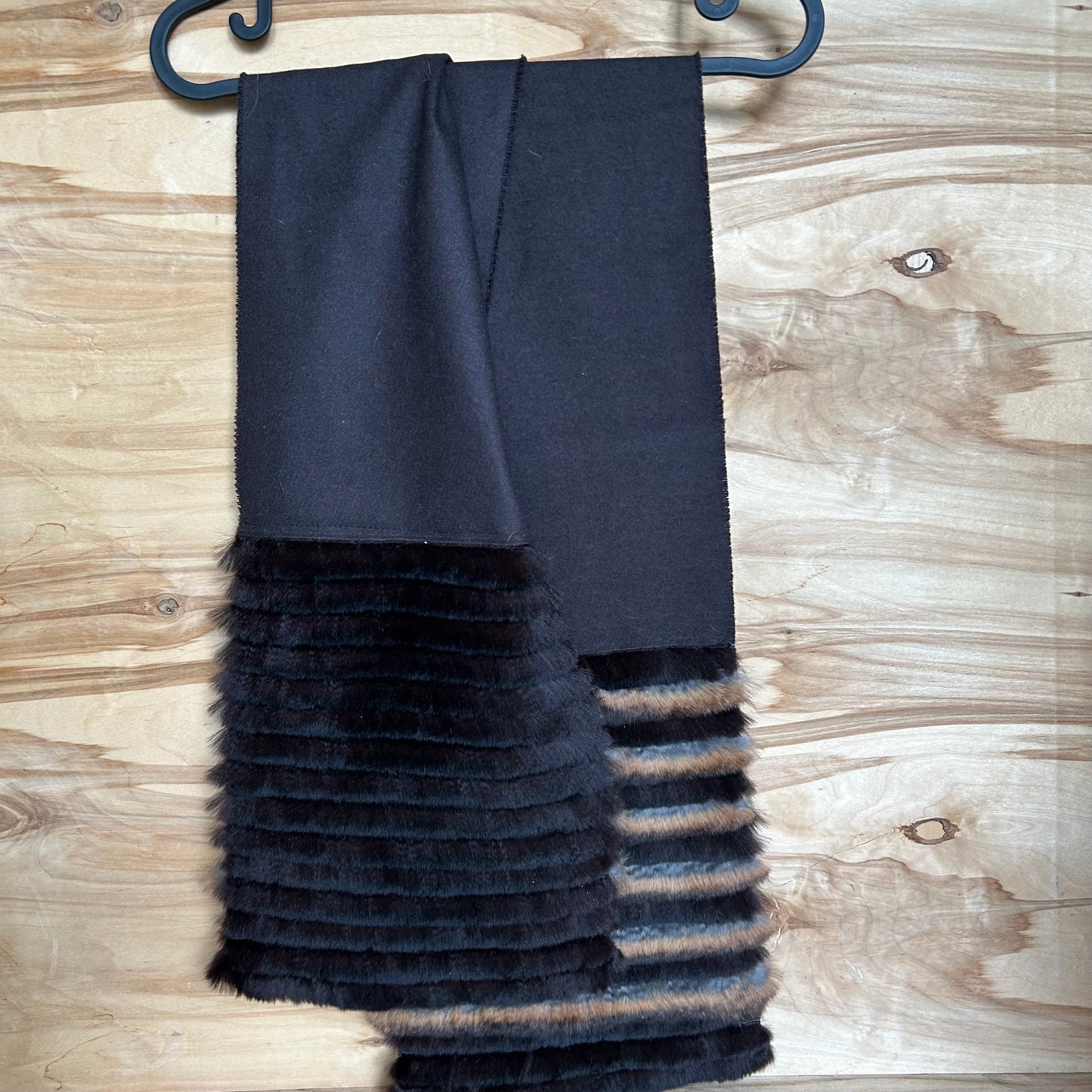 Tumši brūna vilnas šalle ar brūnu truša vilnas dekoratīvu malu (JĀNA 41)