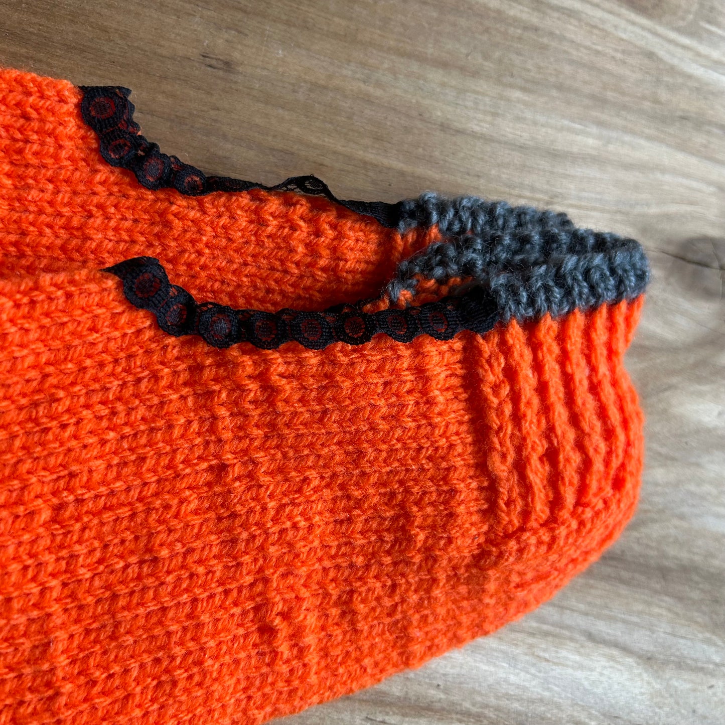 Adītas čības  spilgtā oranžā krāsā 36.-38.izm. (VEZI 40)