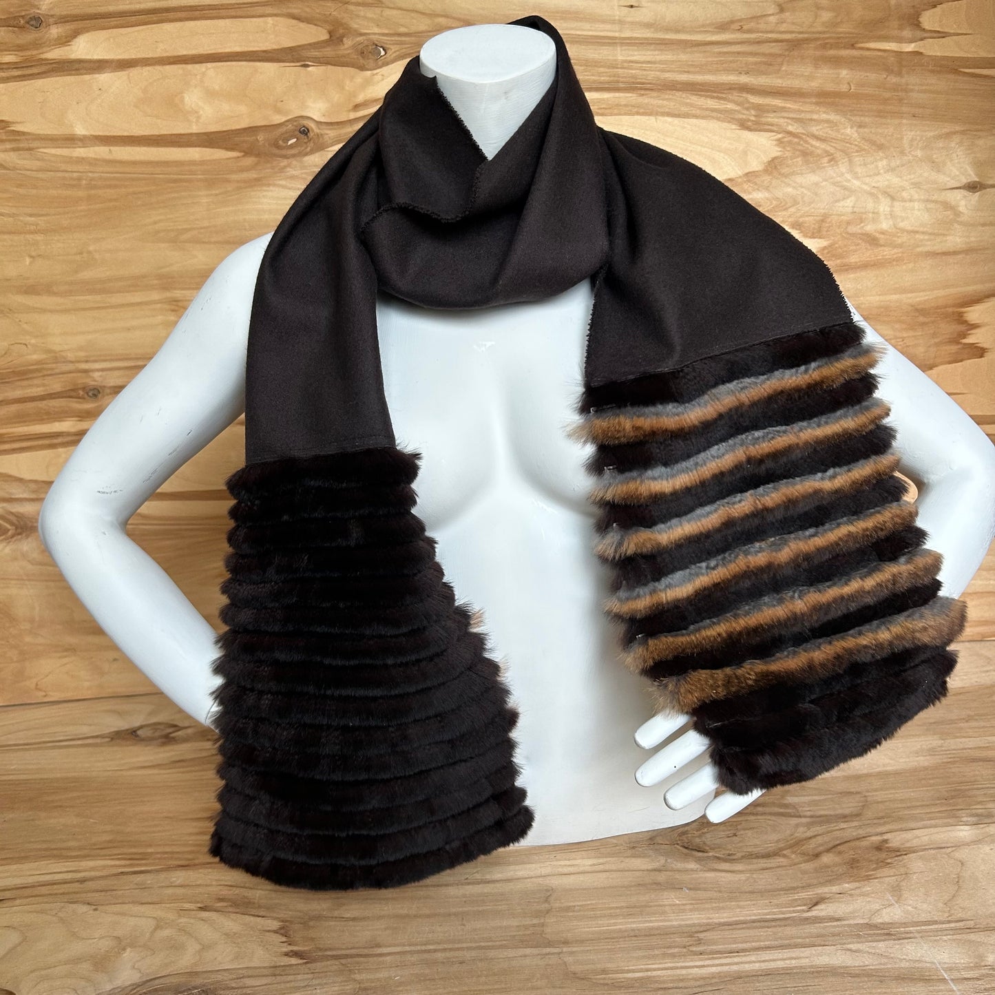 Tumši brūna vilnas šalle ar brūnu truša vilnas dekoratīvu malu (JĀNA 41)