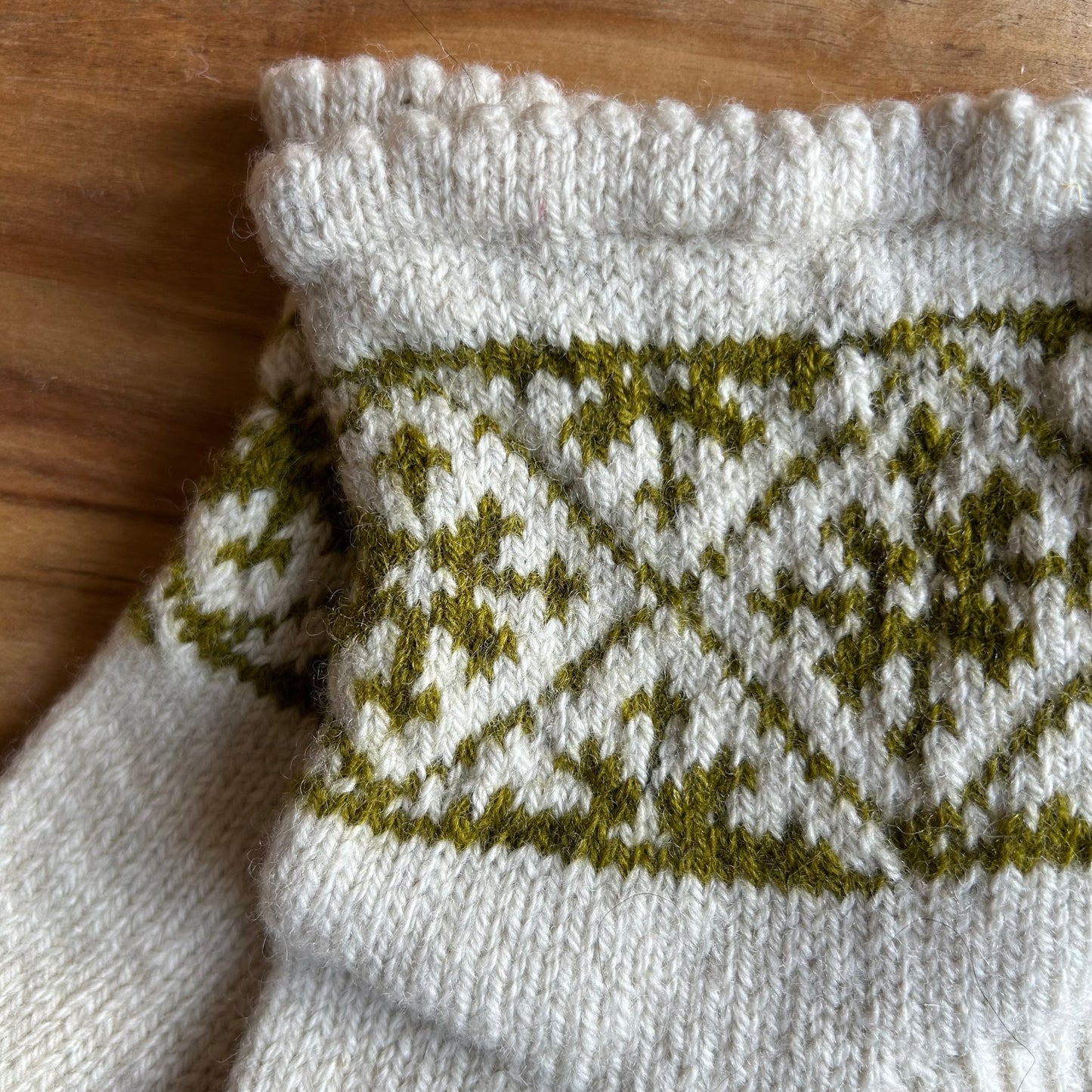 Dabīgi baltas vidēji īsas vilnas zeķes ar zaļu ornamentu uz stulma 42. -44.izm. (AIDZ 45)