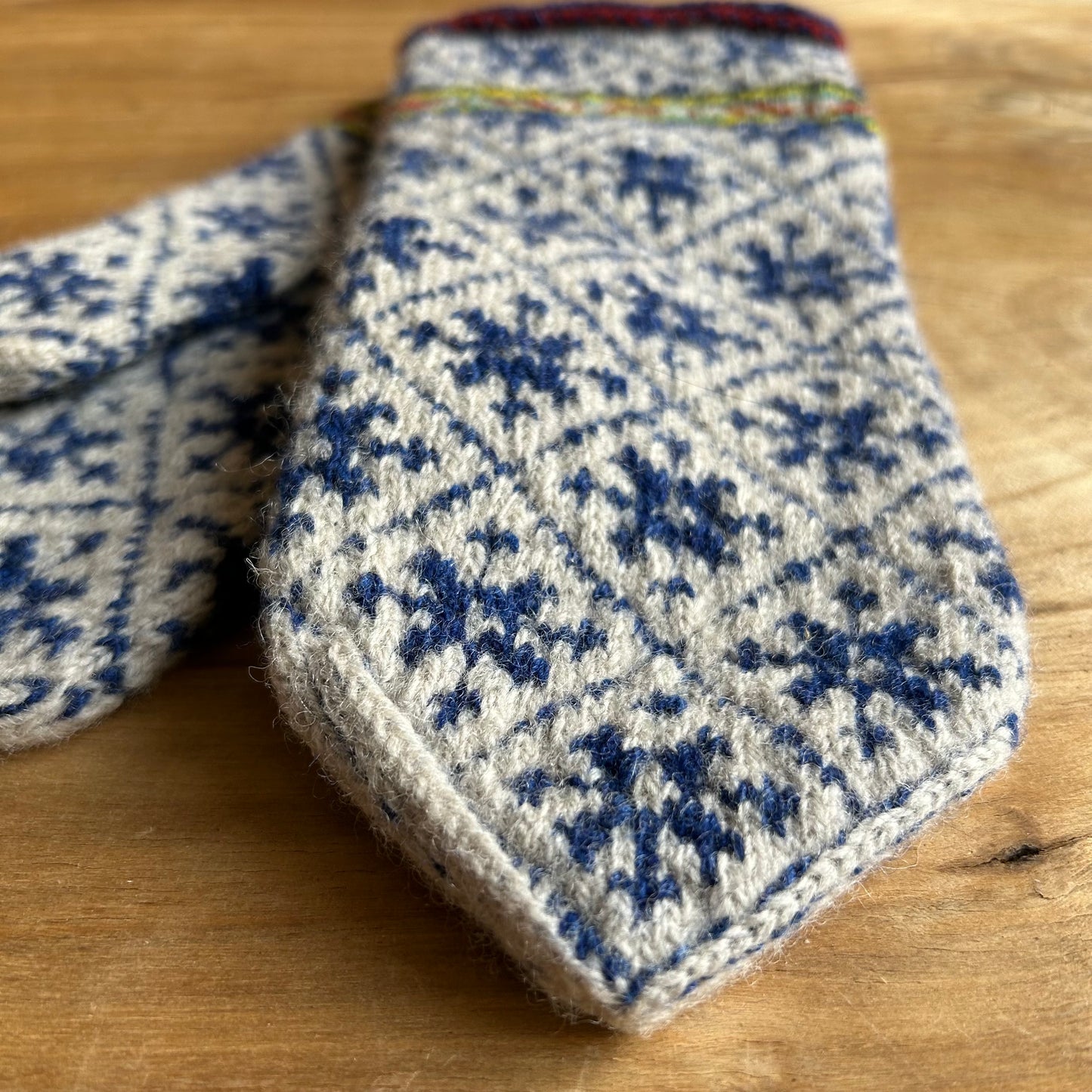 Vilnas dūraiņi ar tumši ziliem zvaigznīšu rakstiem rombiņos (AIDZ 42)