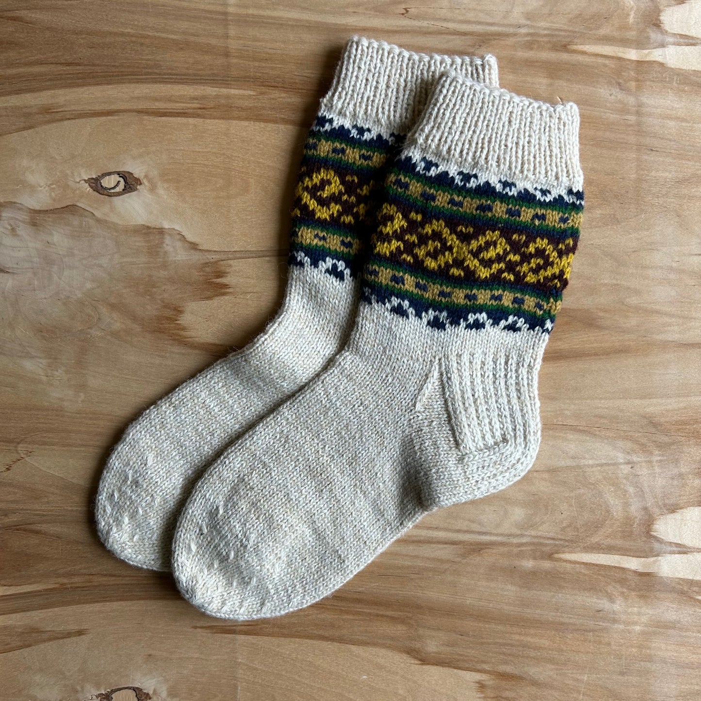 Siltās zeķes 43.-45.izm. gaišas zeķes ar brūniem, dzelteniem un zaļiem ornamentiem (MALI 53)