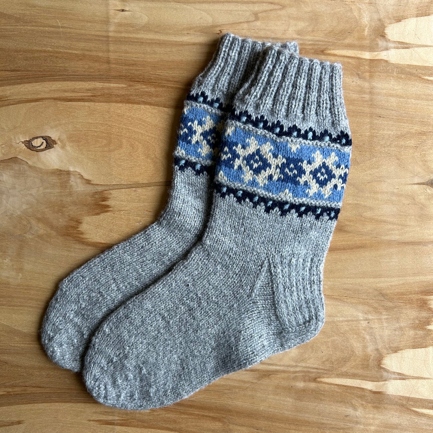 Siltās zeķes 43.-45.izm. pelēkas zeķes ar ornamentiem (MALI 48)