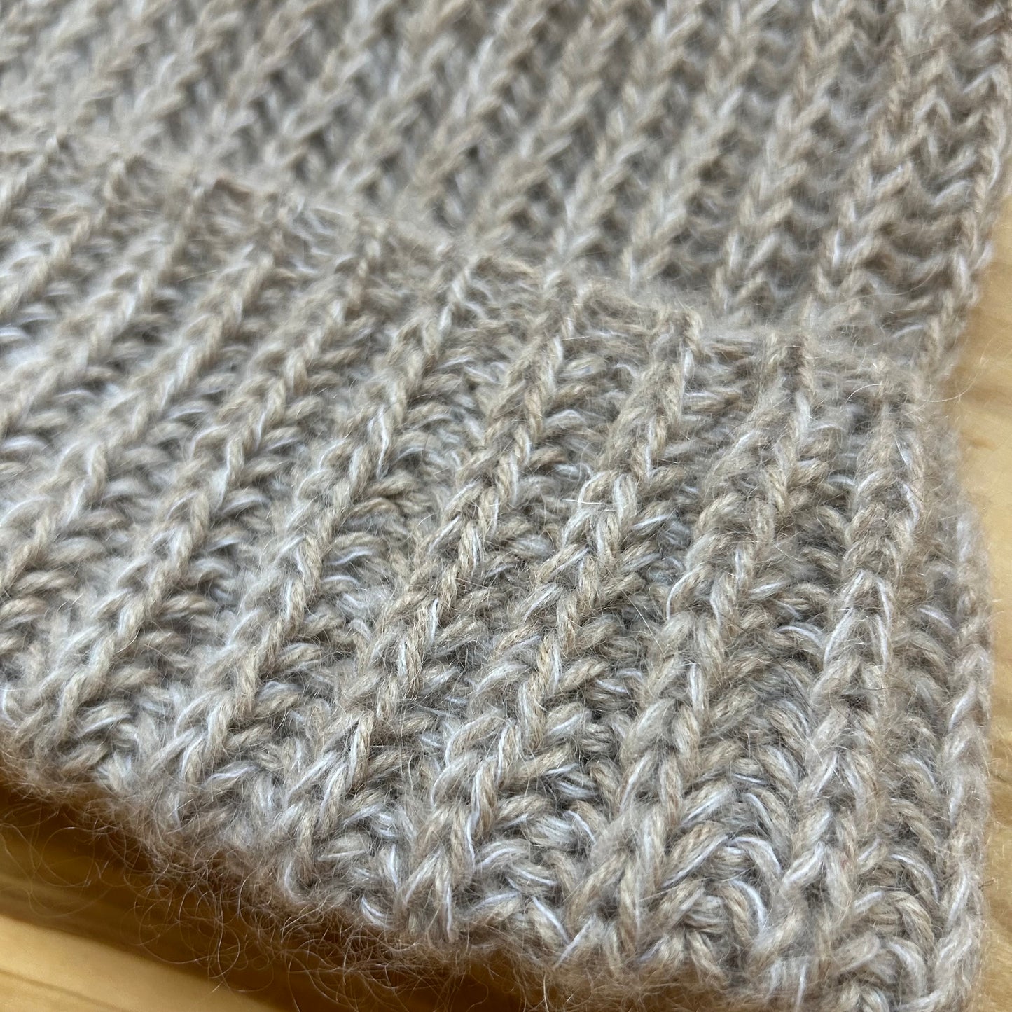 Adīta cepure ar atloku gaiši brūnā krāsā (RUTO 11)