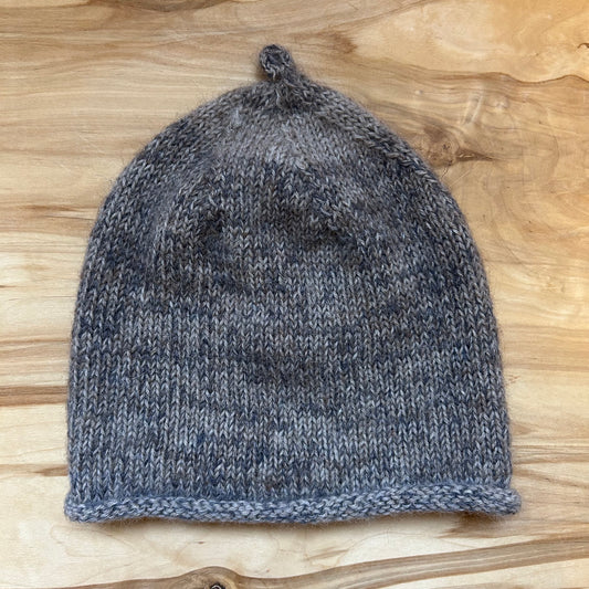 Adīta cepure brūnā krāsā ar cilpiņu (RUTO 15)