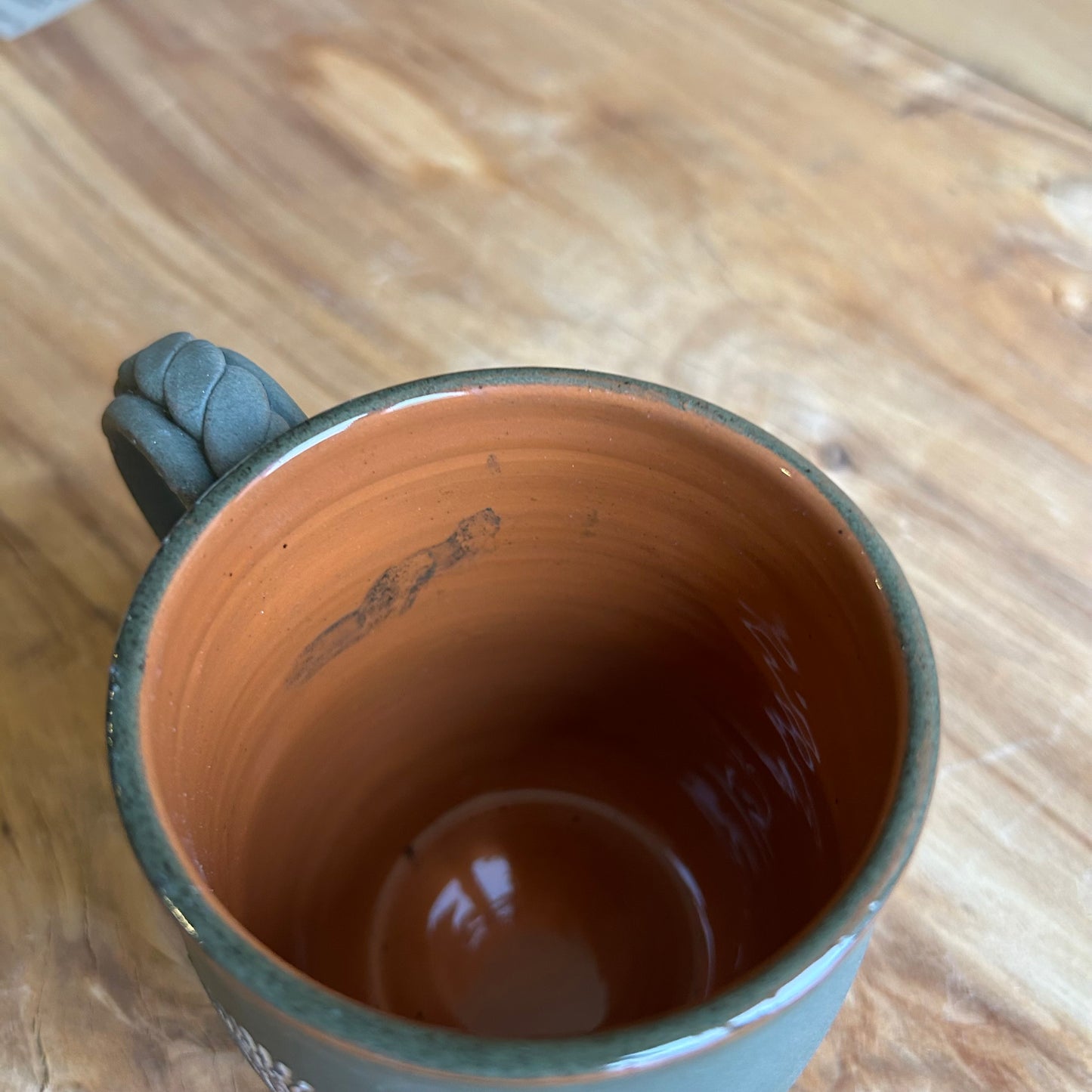 Tumši zaļa māla krūze  (MASP 133)