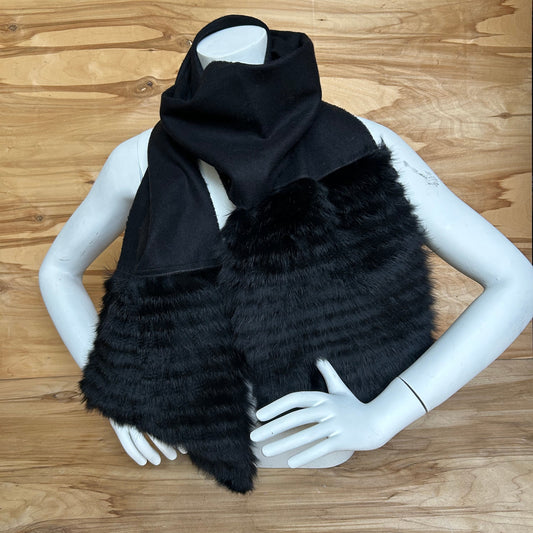 Melna vilnas šalle ar melnu truša vilnas dekoratīvu malu (JĀNA 44)