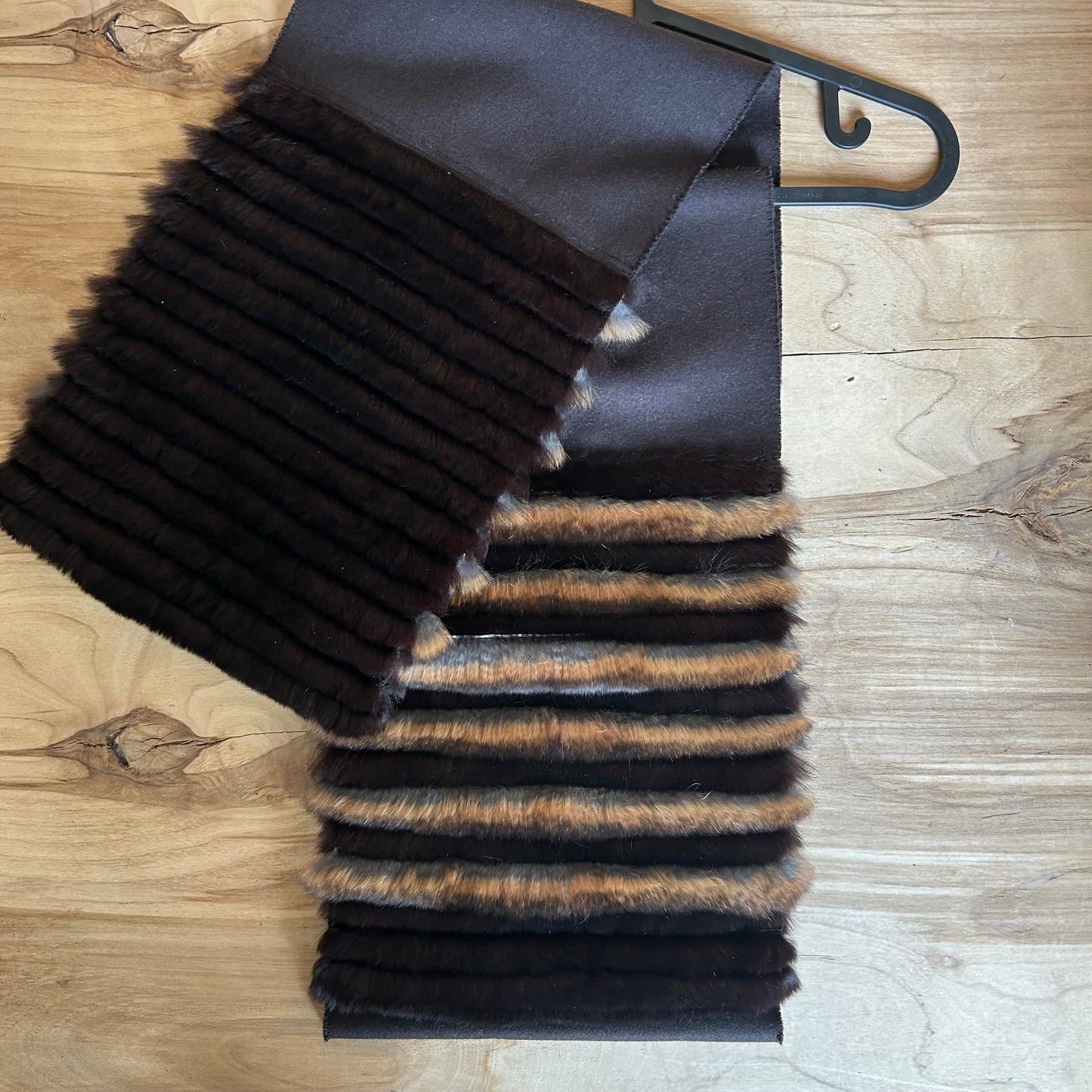 Tumši brūna vilnas šalle ar brūnu truša vilnas dekoratīvu malu (JĀNA 41)