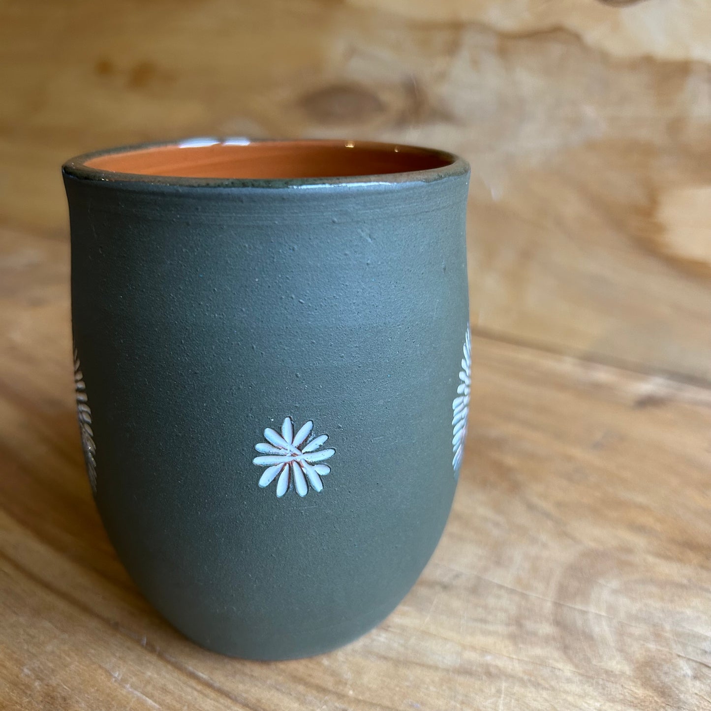 Tumši zaļgana māla krūze  (MASP 131)