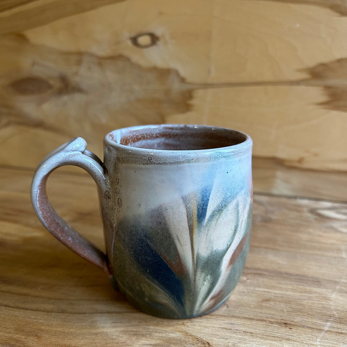 Brūna māla krūze ar glazūras rakstu  (MASP 121)