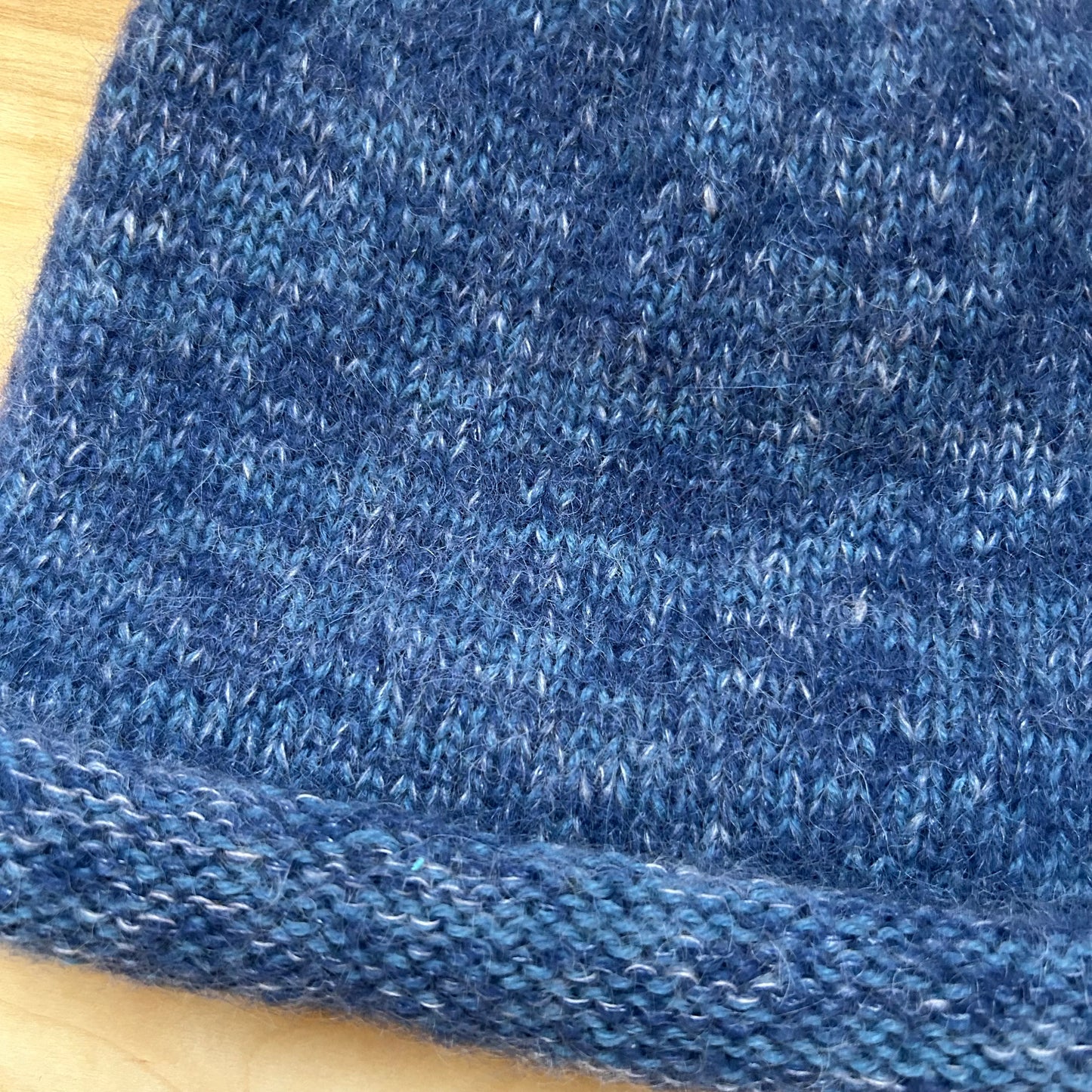 Adīta cepure tumši zilā krāsā ar cilpiņu (RUTO 14)