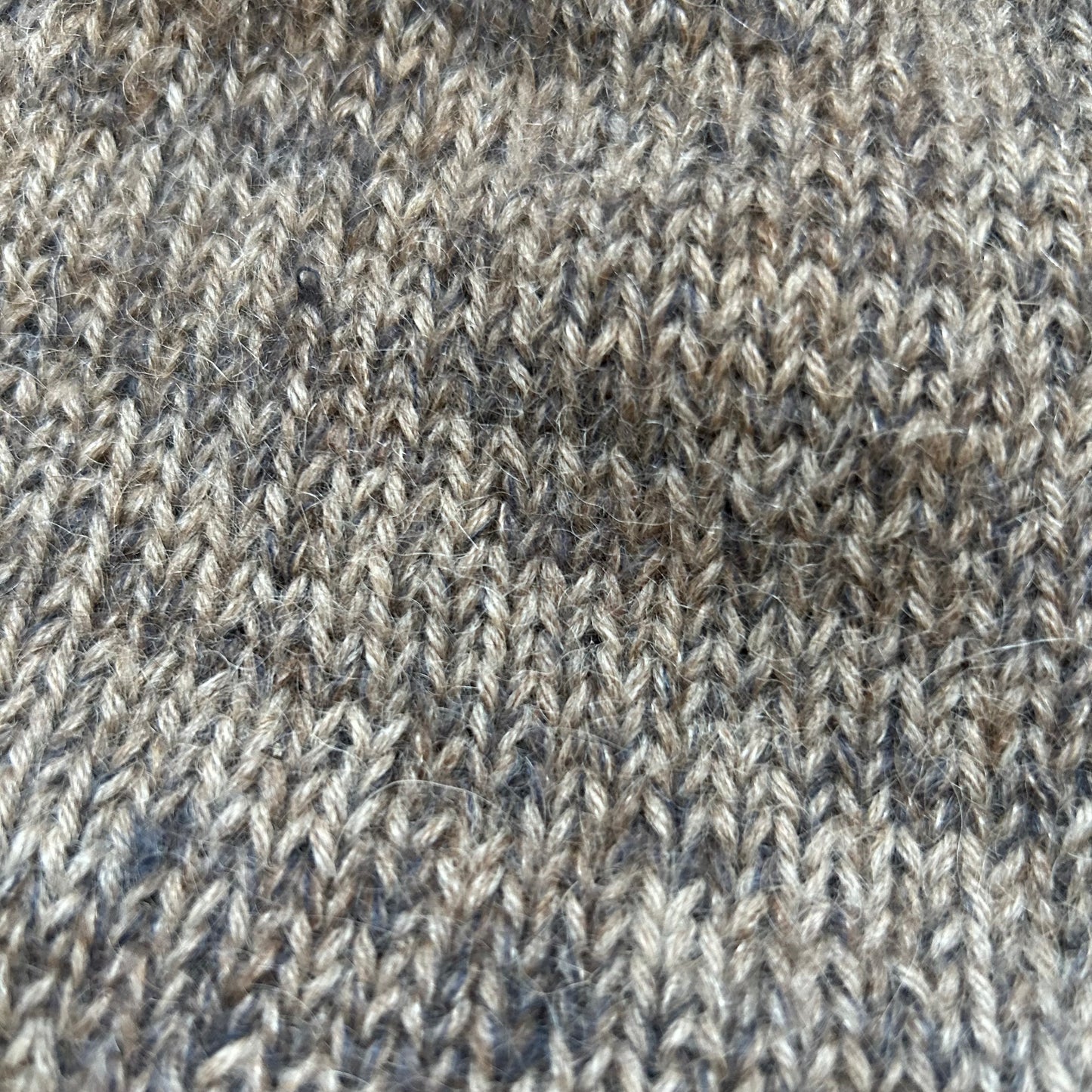 Adīta cepure brūnā krāsā ar cilpiņu (RUTO 15)