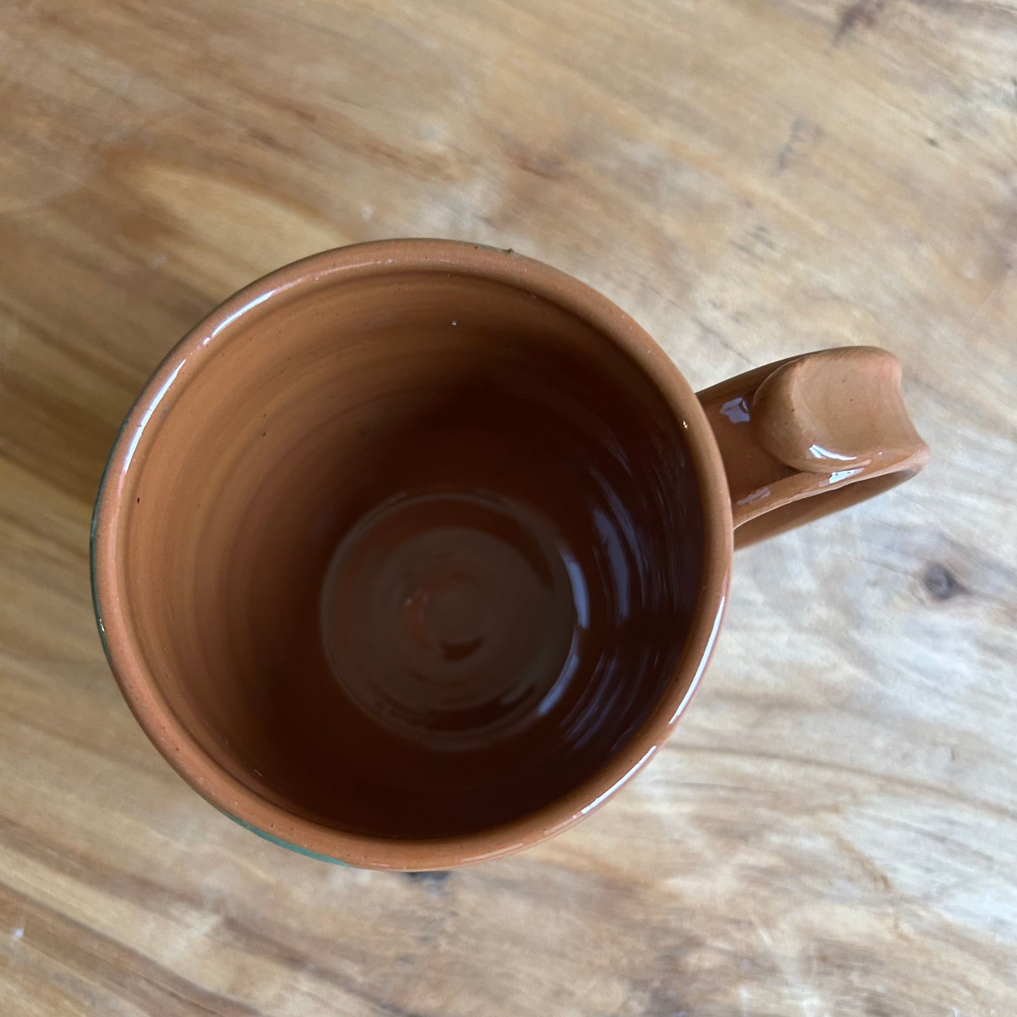 Brūna māla krūze ar glazūras rakstu  (MASP 126)