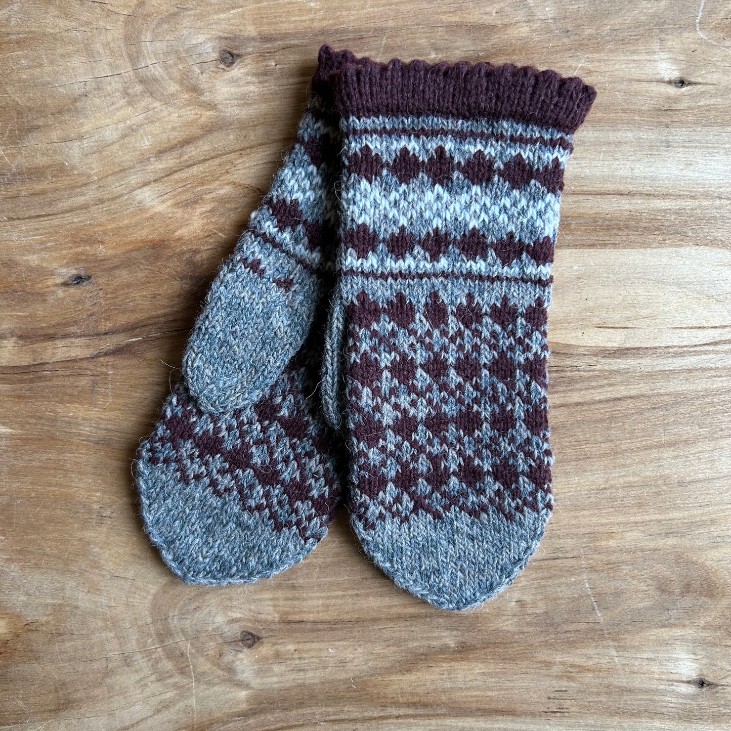 Pelēki sieviešu dūraiņi ar brūniem ornamentiem (MAFE 5)