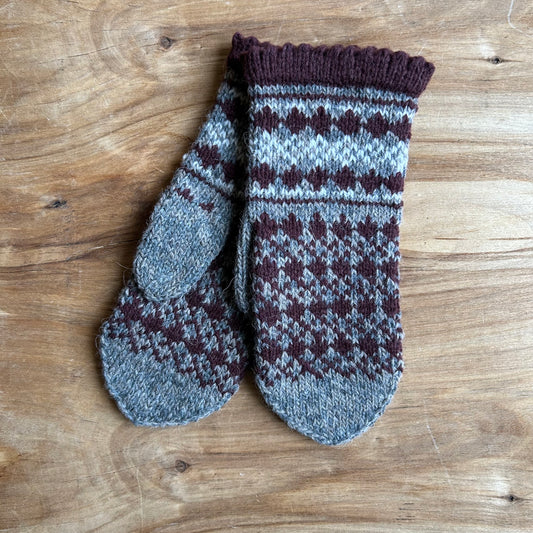 Pelēki sieviešu dūraiņi ar brūniem ornamentiem (MAFE 5)