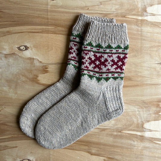 Siltās zeķes 45.-47.izm. gaiši brūnas zeķes ar sarkaniem ornamentiem (MALI 52)