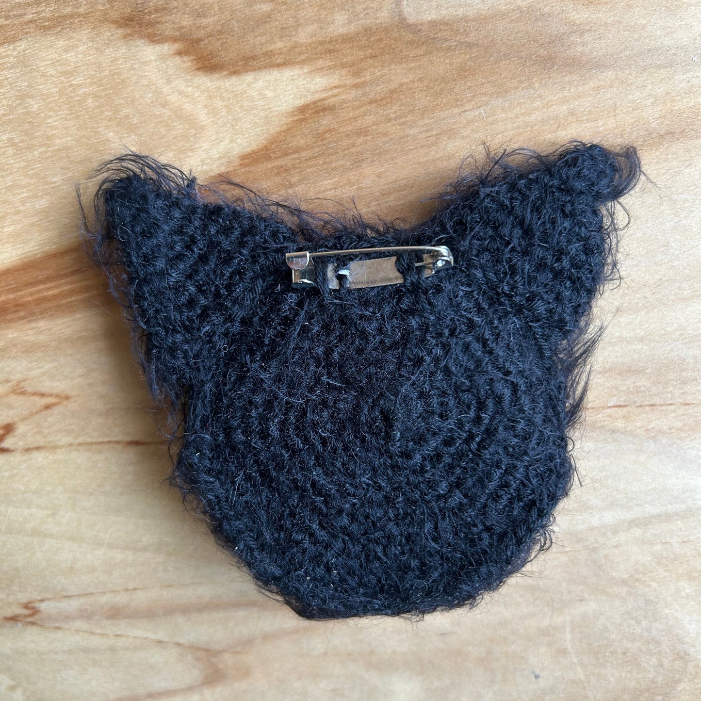 Tamborēta broša Melns kaķis (INBA 22)