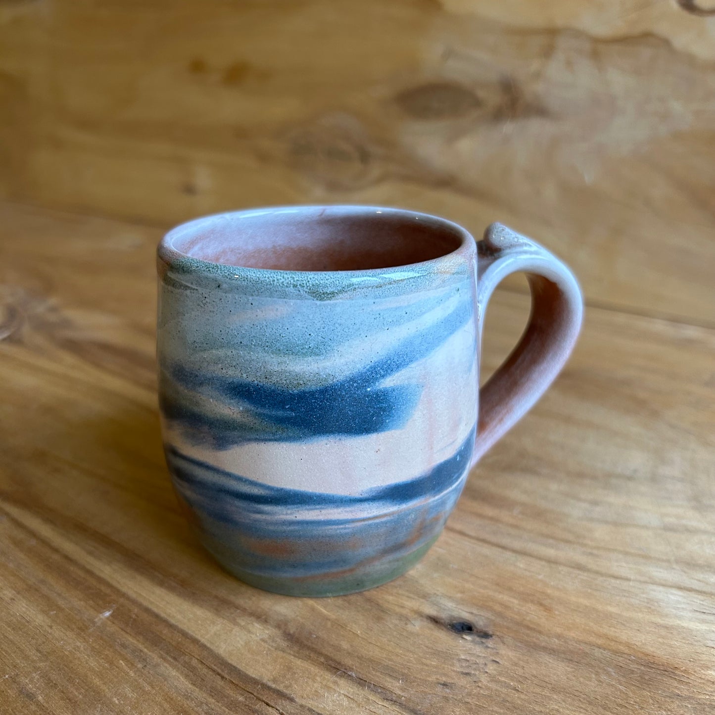 Brūna māla krūze ar glazūras rakstu  (MASP 123)