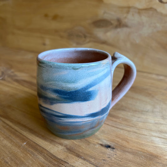 Brūna māla krūze ar glazūras rakstu  (MASP 123)