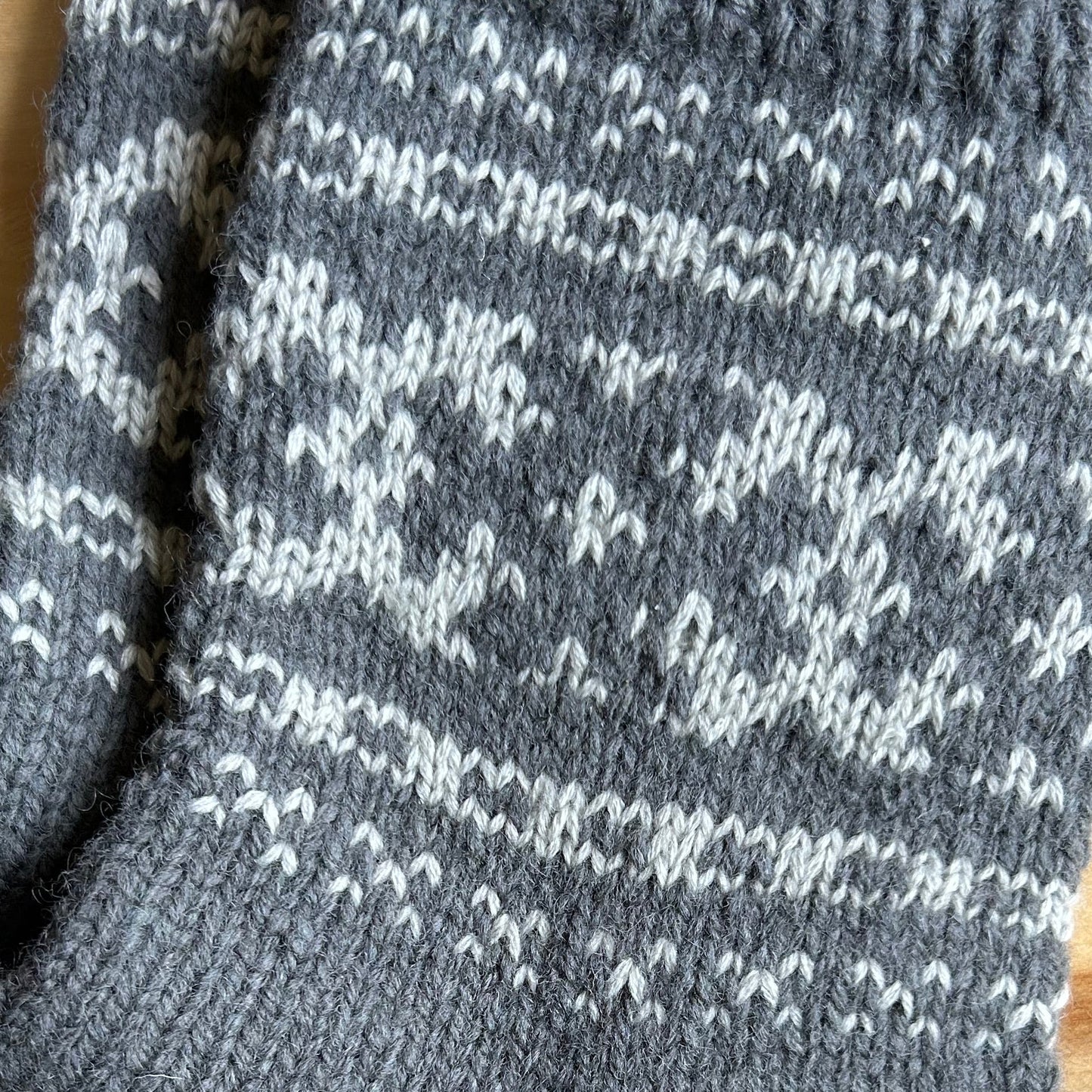 Siltās zeķes 41.-43.izm. pelēkā krāsā ar baltu ornamentu (MALI 41)