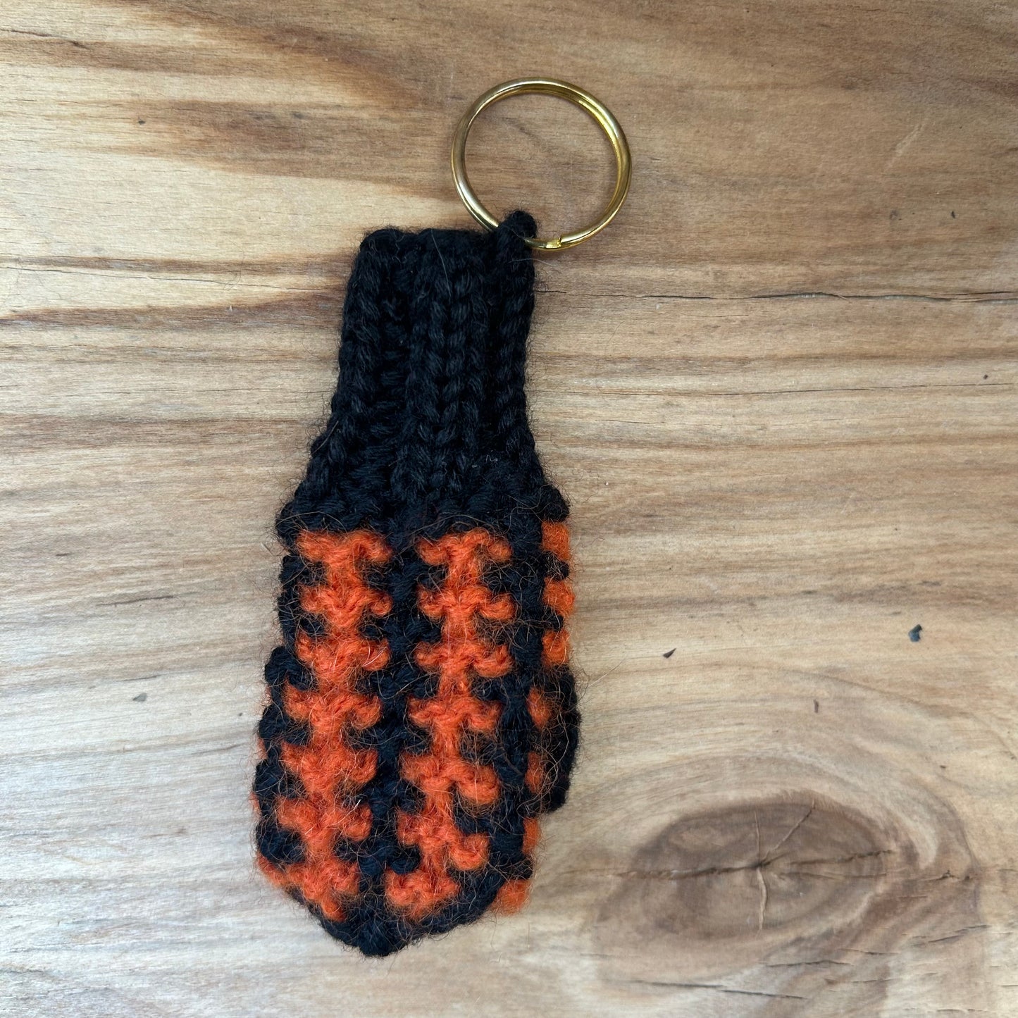 Atslēgu piekariņš - dūrainītis oranži melns (VEPA A6)